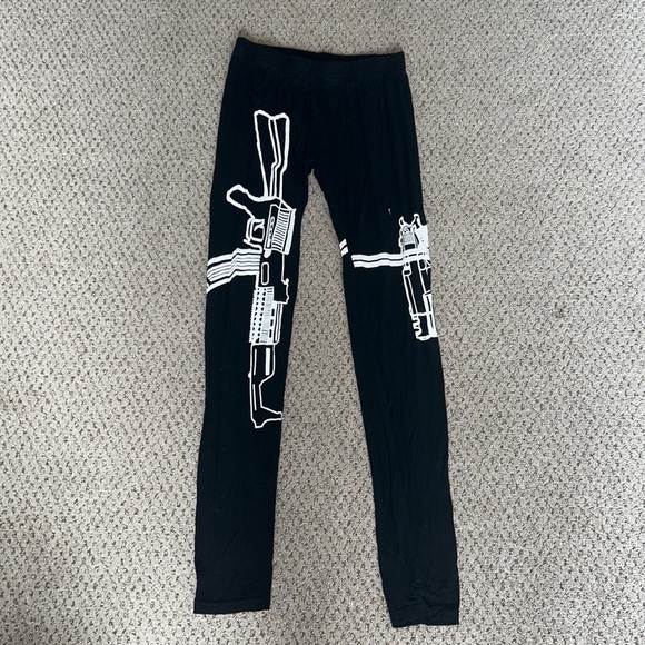 (3 for $12) Guns Out Leggings 🖤🤍 - Picture 2 of 4